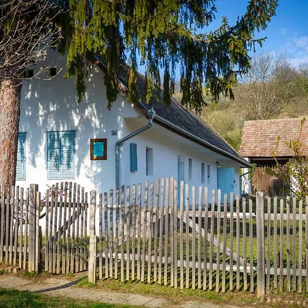 Szálkai Vályogház Vendégház Apartman